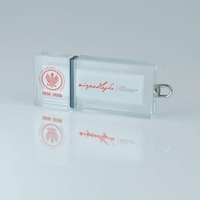 Szklany pendrive z okazji 100-lecia odzyskania niepodległości